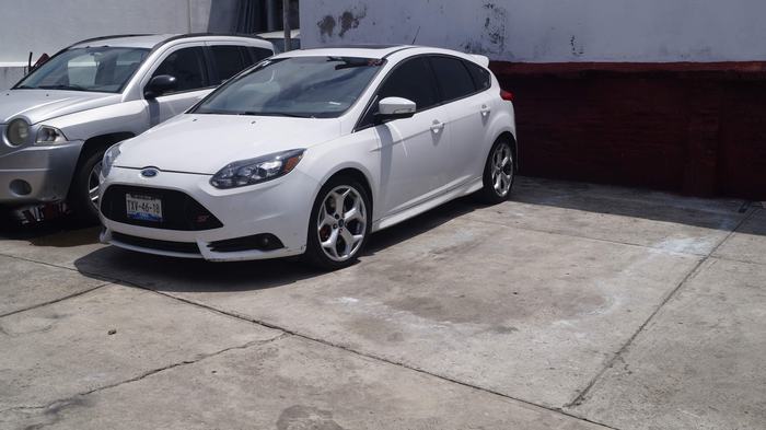 Ford Focus ST en el patio - taller mecanico Vicar Racing en Veracruz