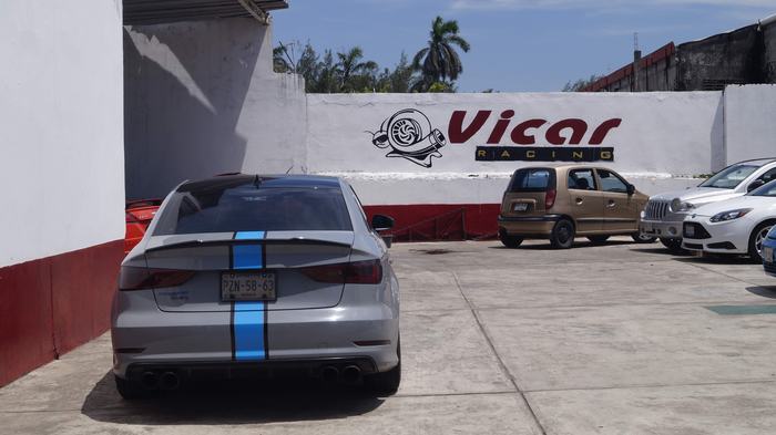 Audi con franjas azules - taller mecanico Vicar Racing en Veracruz