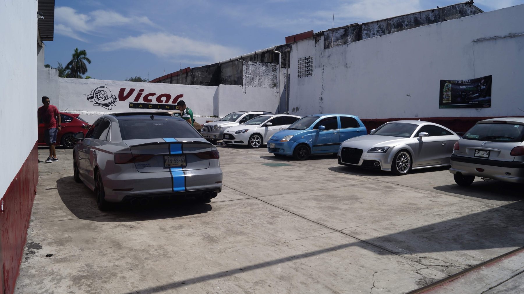 Autos atendidos en el patio del taller Vicar Racing en Veracruz